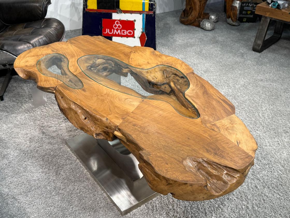 Einmaliger Couchtisch aus Baumscheiben mit Halbmondfuss