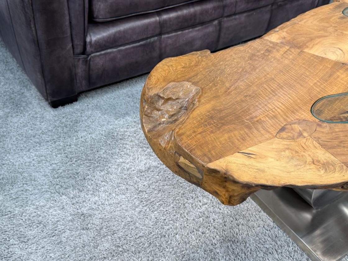 Einmaliger Couchtisch aus Baumscheiben mit Halbmondfuss