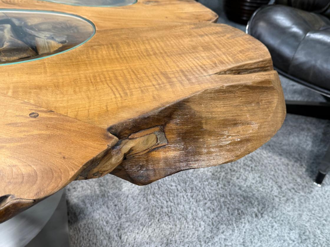 Einmaliger Couchtisch aus Baumscheiben mit Halbmondfuss