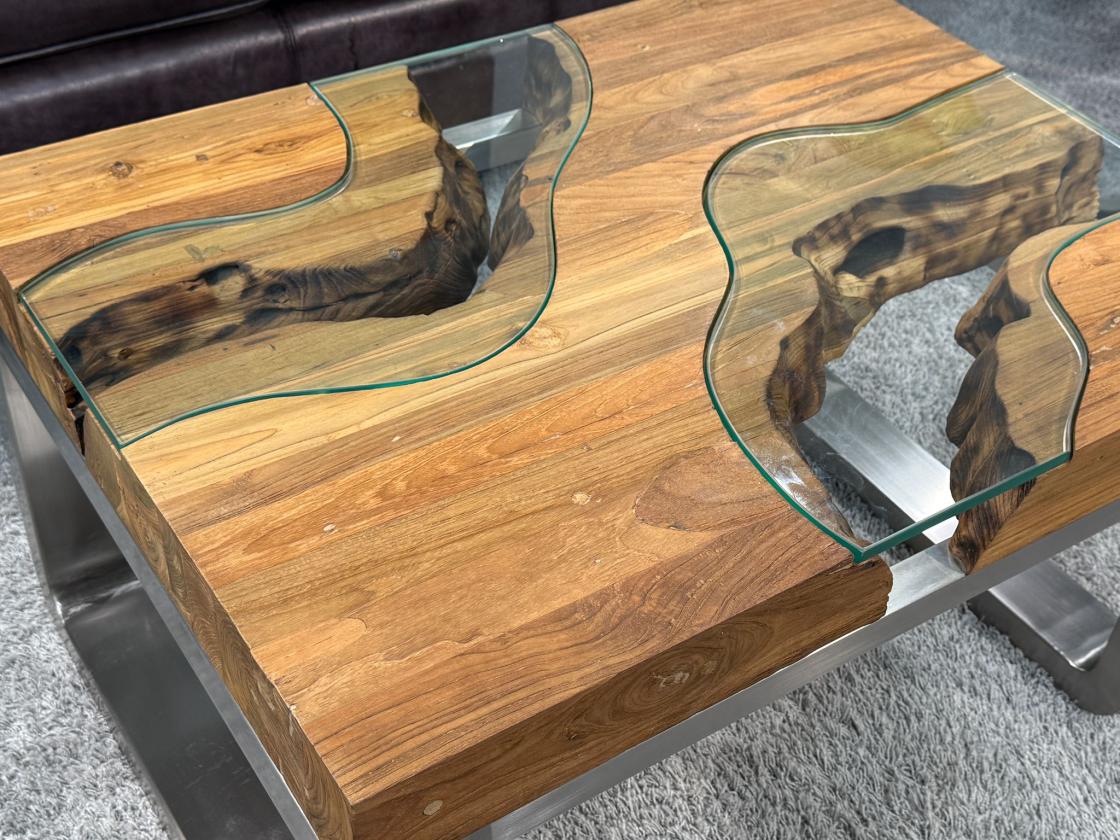 Couchtisch mit Glaseinlage aus Altholz