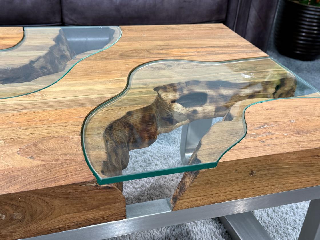 Couchtisch mit Glaseinlage aus Altholz