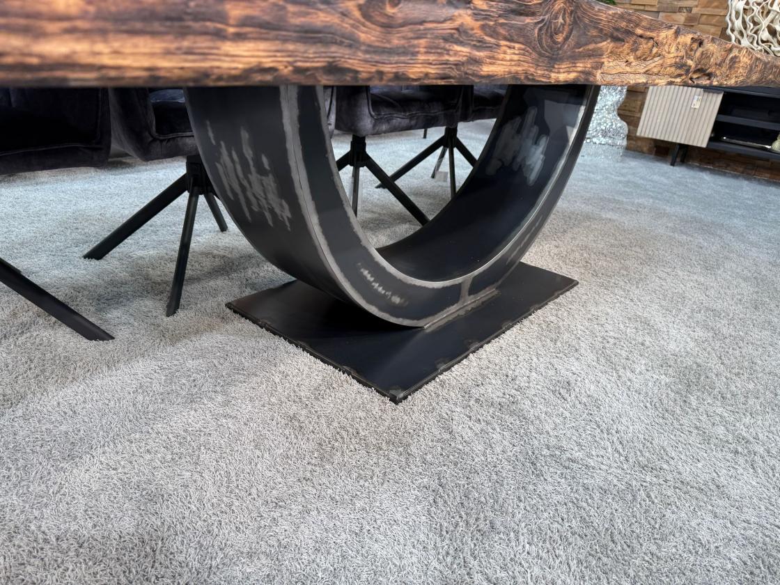 Design Massivholztisch aus recyceltem Altholz "Deep Island"