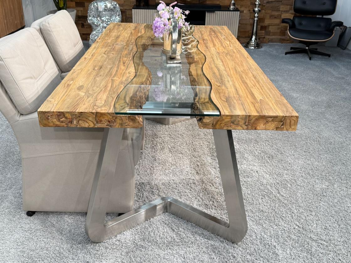 Massivholztisch mit Glaseinlage aus Altholz