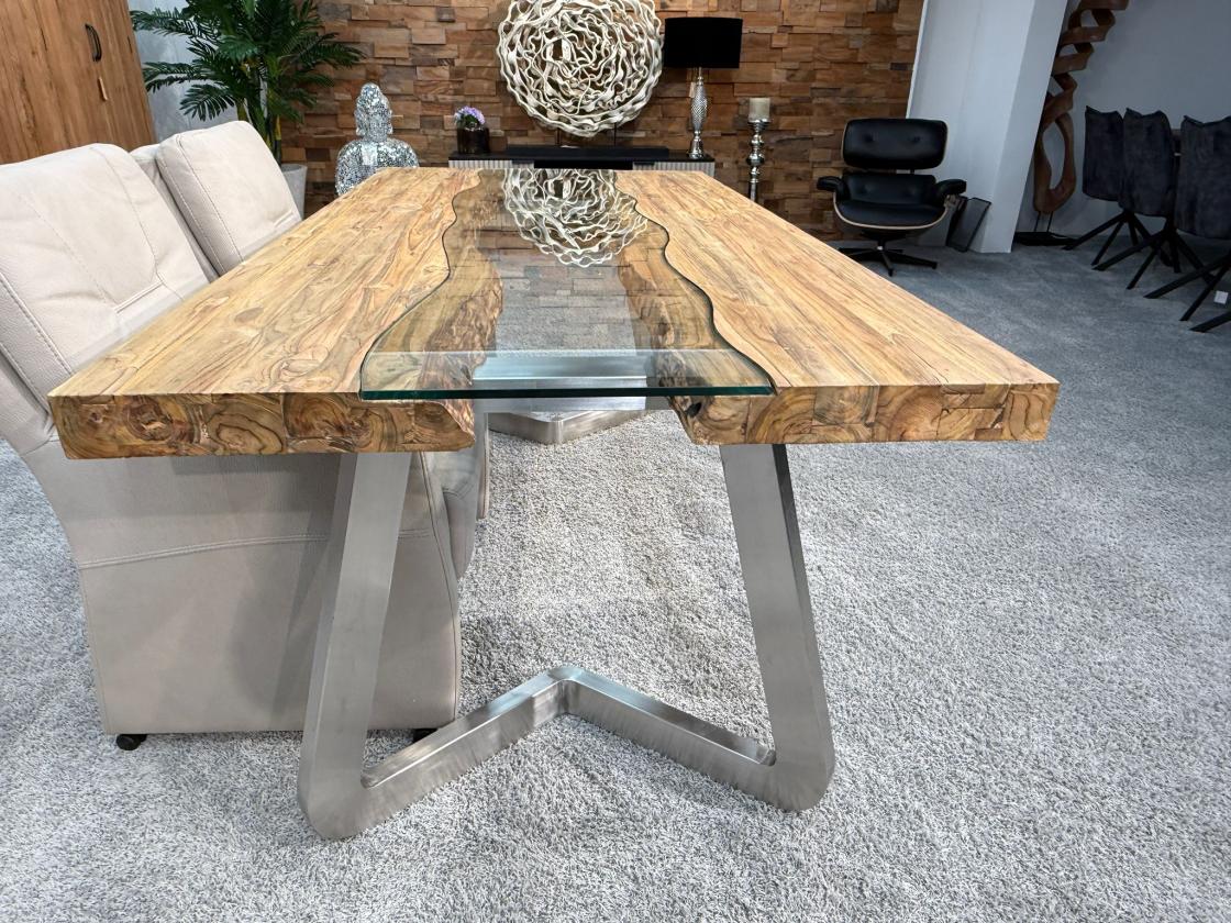 Massivholztisch mit Glaseinlage aus Altholz