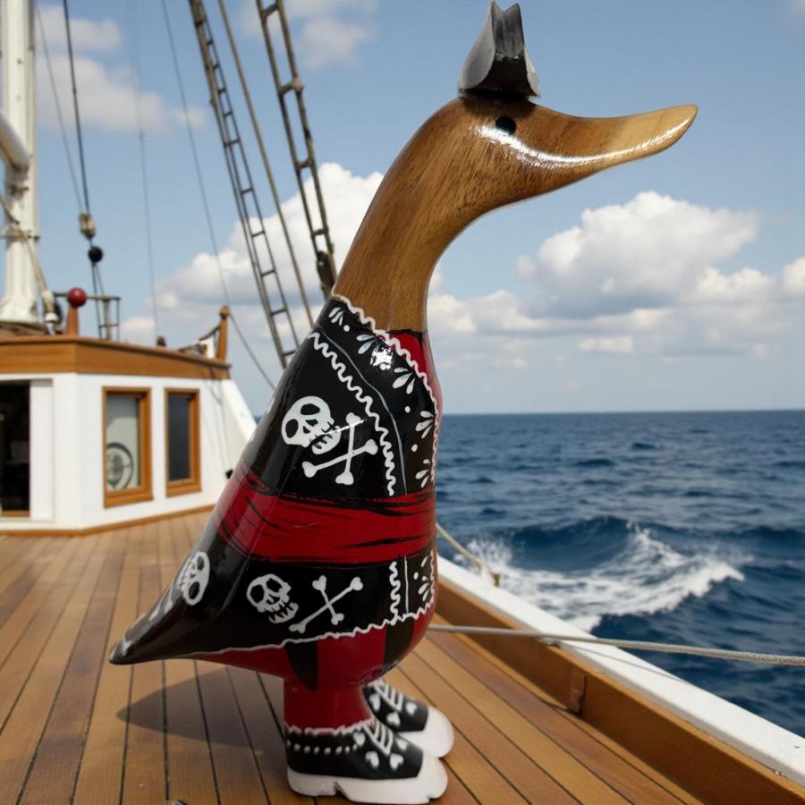 Ente aus Holz Pirat in Totenkopf-Anzug