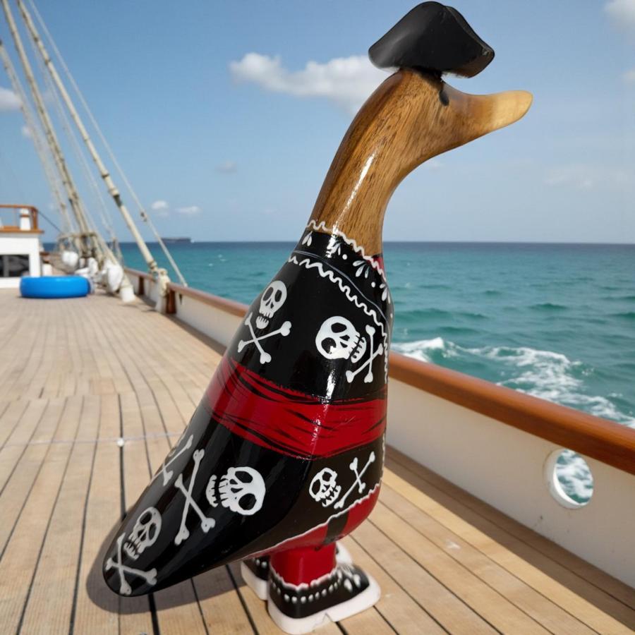 Ente aus Holz Pirat in Totenkopf-Anzug