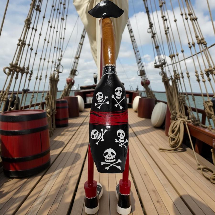 Ente aus Holz Pirat in Totenkopf-Anzug