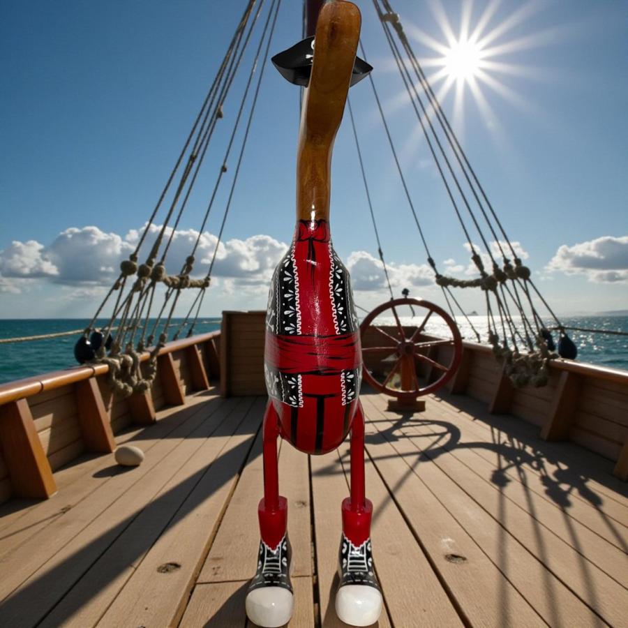 Ente aus Holz Pirat in Totenkopf-Anzug