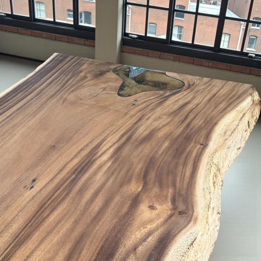 Baumscheiben Esstisch "Lakeside" aus massivem Suarholz