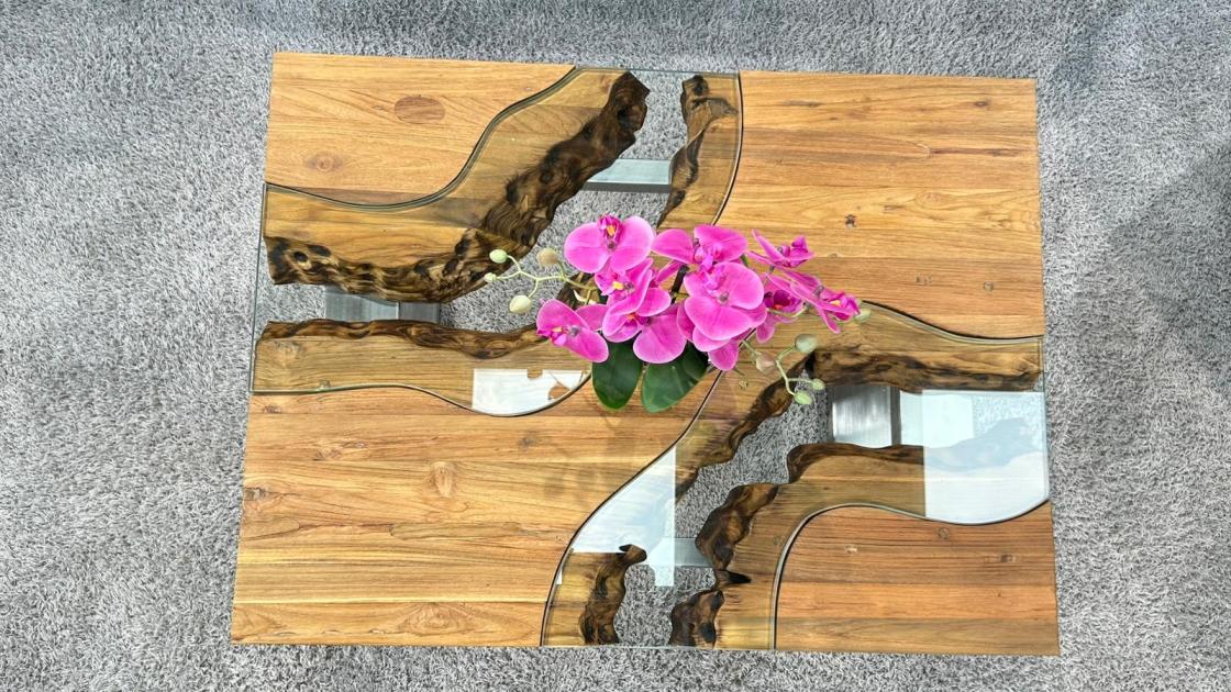 Couchtisch mit Glaseinlage aus Altholz