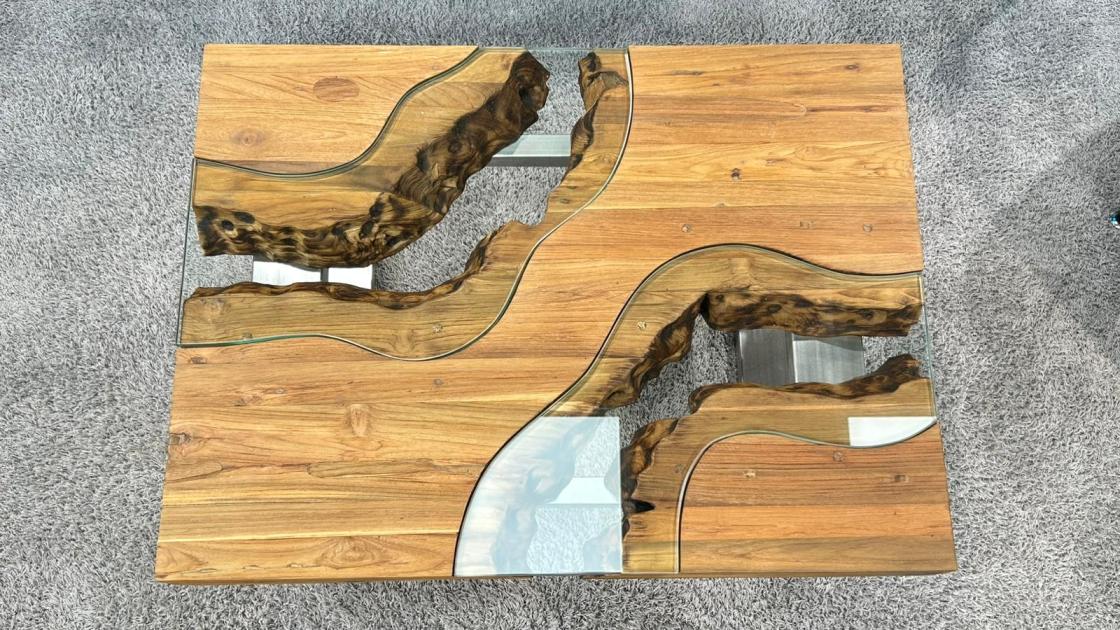 Couchtisch mit Glaseinlage aus Altholz