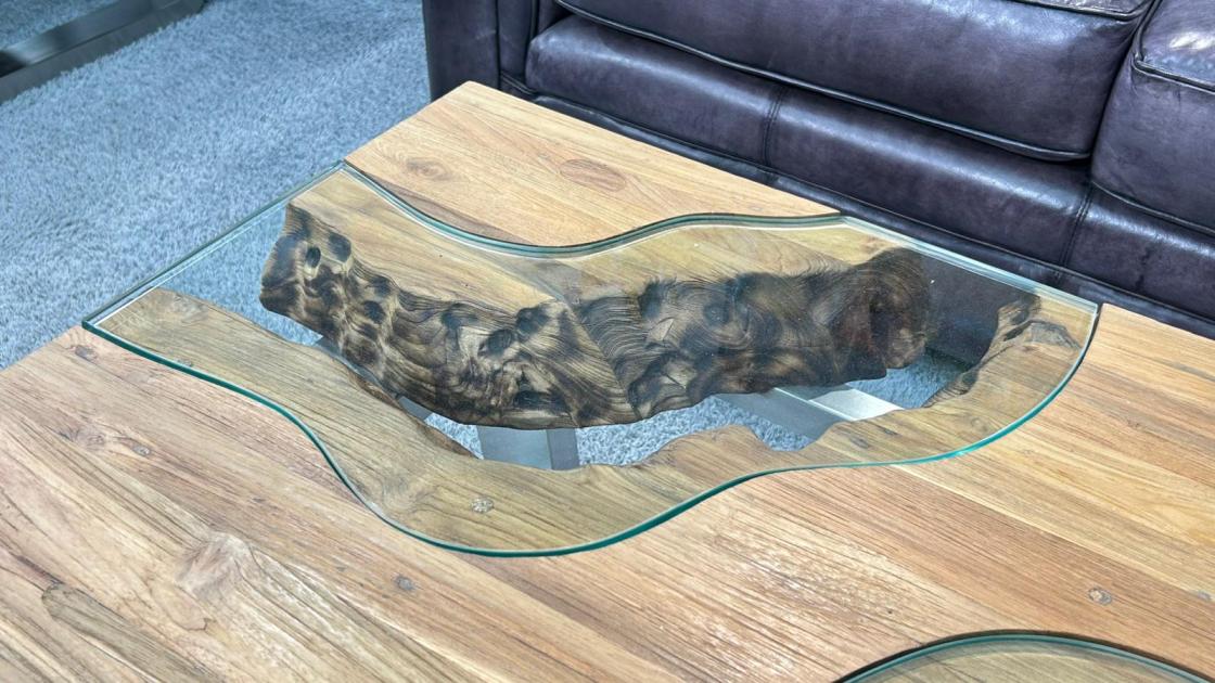 Couchtisch mit Glaseinlage aus Altholz