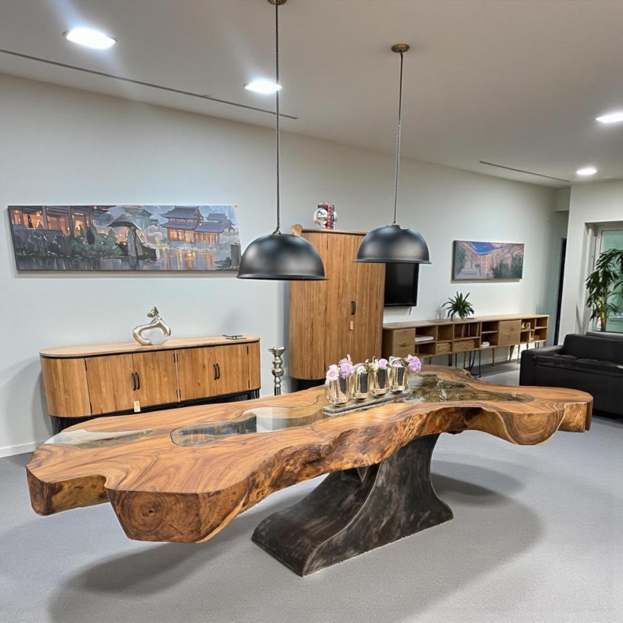 Exklusiver Designtisch aus Baumstamm Suar – echtes Kunstwerk aus 17,5 cm massiver Baumscheibe ca. 292 x 82-158 x 80 cm