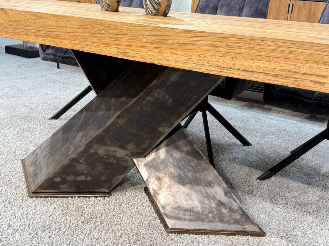 Esstisch "Deep Island" aus massivem Teakholz mit 3-D-Kreuzgestell aus Rohstahl ca. 220 x 100 x 79 cm