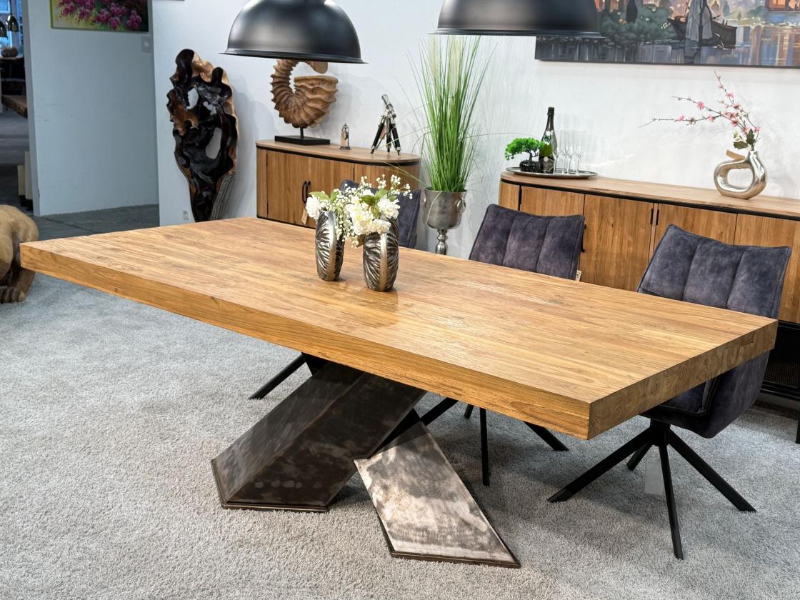 Esstisch "Deep Island" aus massivem Teakholz mit 3-D-Kreuzgestell aus Rohstahl ca. 220 x 100 x 79 cm
