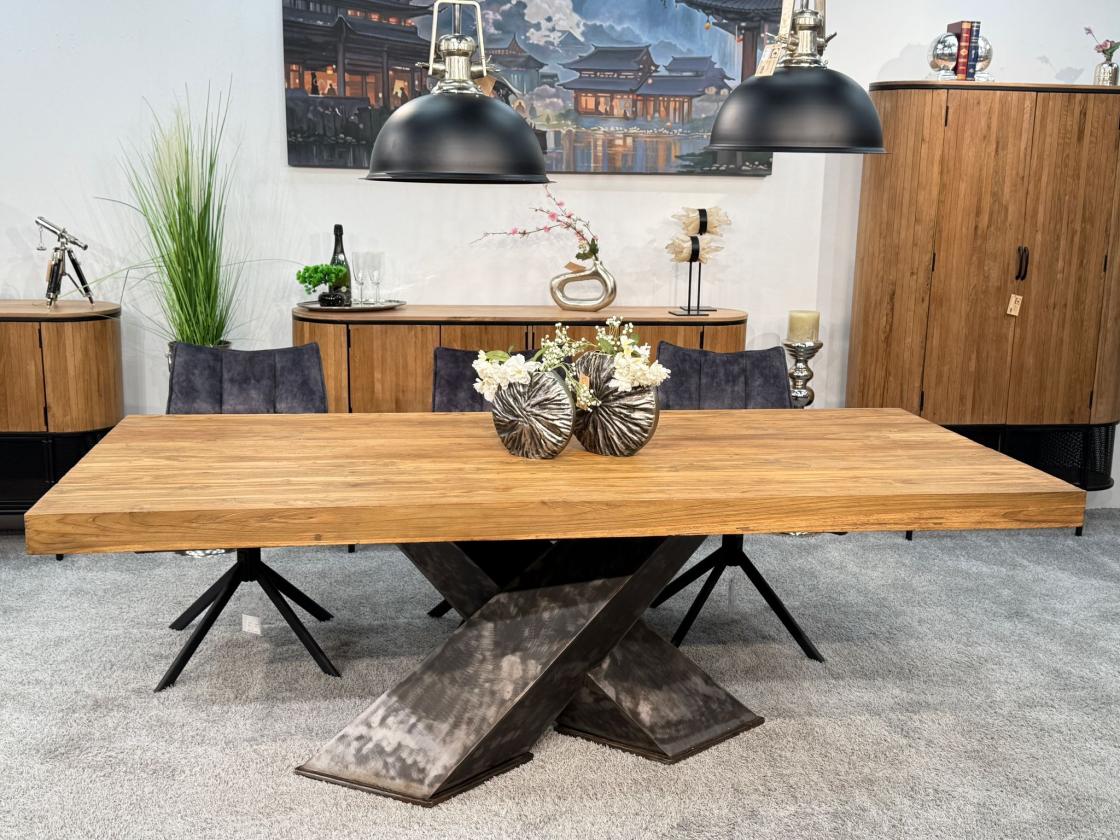 Esstisch "Deep Island" aus massivem Teakholz mit 3-D-Kreuzgestell aus Rohstahl ca. 220 x 100 x 79 cm