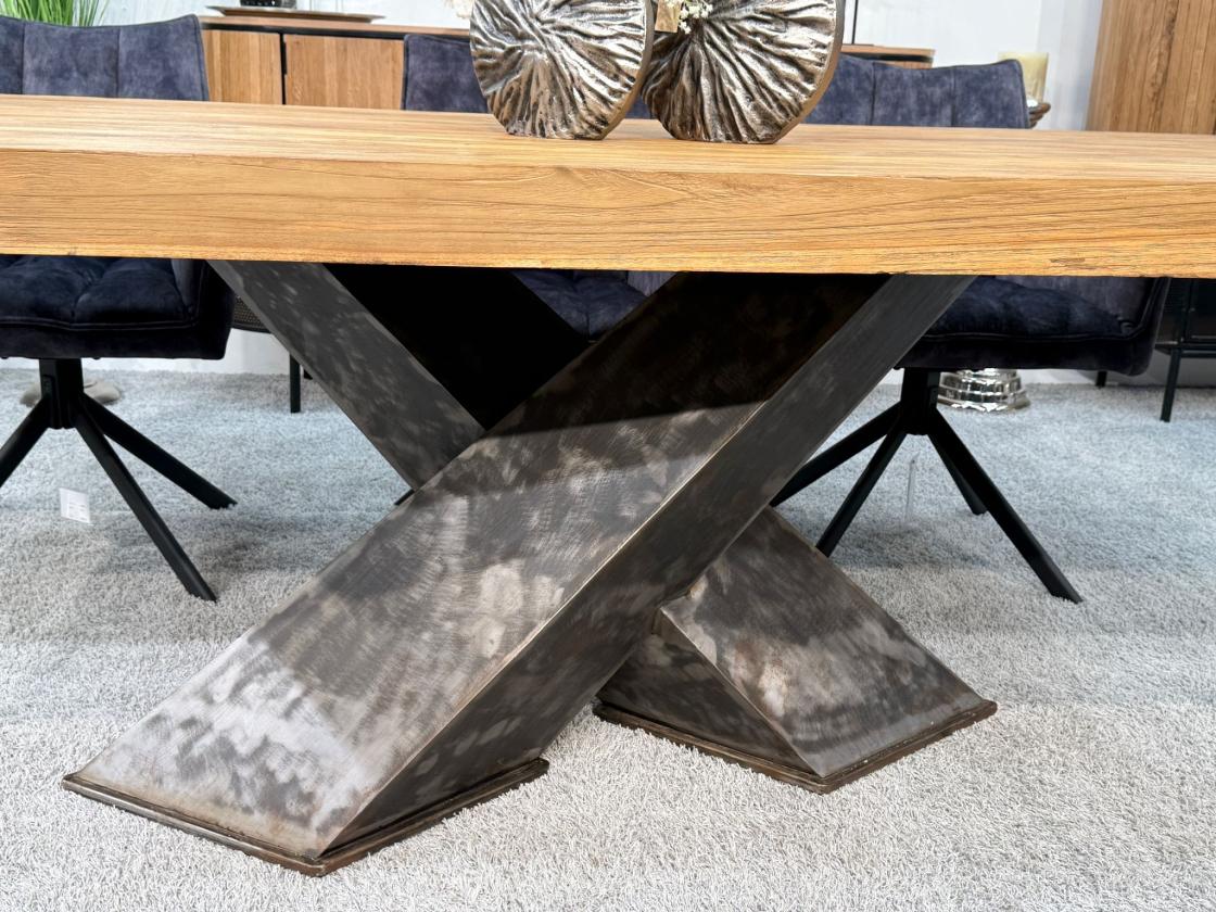 Esstisch "Deep Island" aus massivem Teakholz mit 3-D-Kreuzgestell aus Rohstahl ca. 220 x 100 x 79 cm