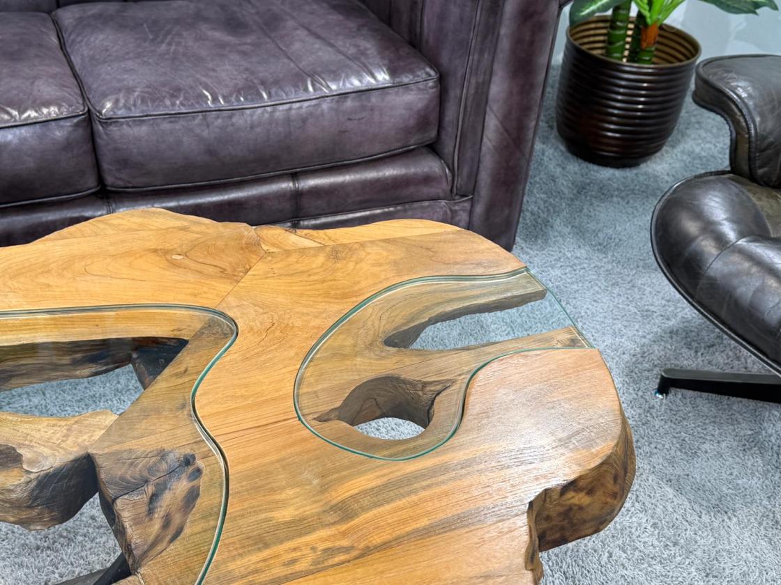 Einmaliger Couchtisch aus Baumscheiben mit Halbmondfuss