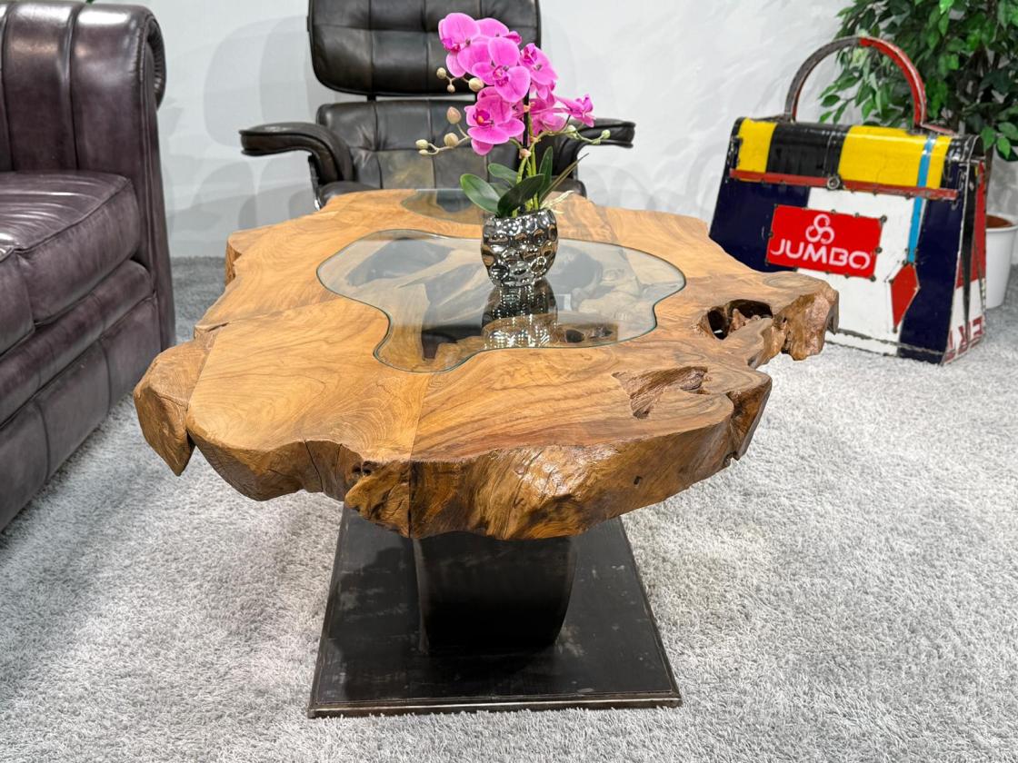 Einmaliger Couchtisch aus Baumscheiben mit Halbmondfuss