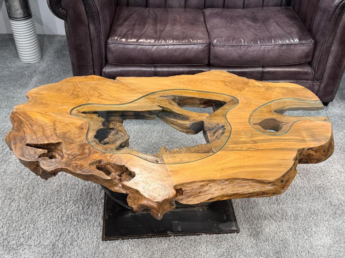 Einmaliger Couchtisch aus Baumscheiben mit Halbmondfuss