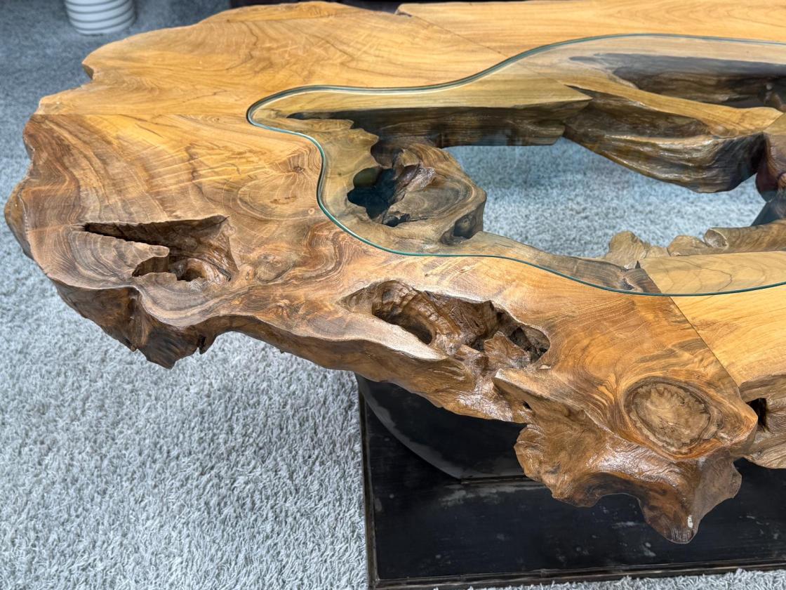 Einmaliger Couchtisch aus Baumscheiben mit Halbmondfuss