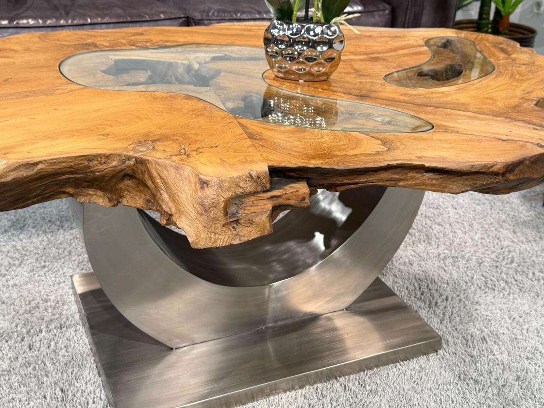 Einmaliger Couchtisch aus Baumscheiben mit Halbmondfuss