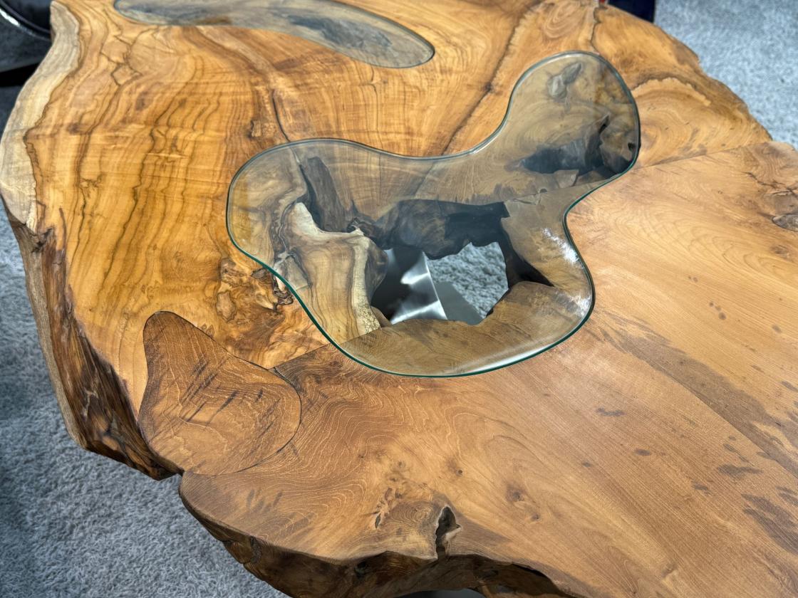 Einmaliger Couchtisch aus Baumscheiben mit Halbmondfuss