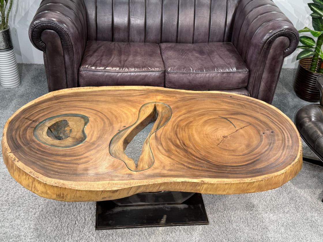 Massiver ovaler Couchtisch Baumstamm mit Metallgestell