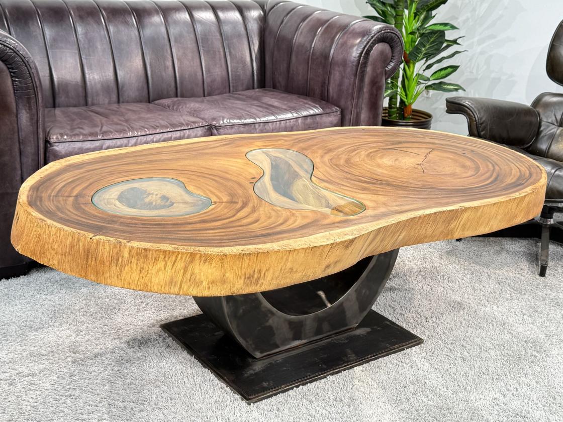 Massiver ovaler Couchtisch Baumstamm mit Metallgestell