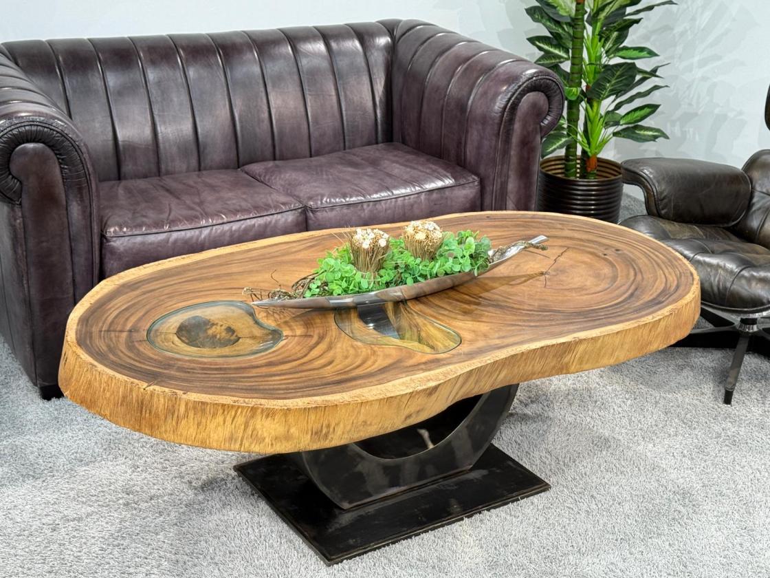 Massiver ovaler Couchtisch Baumstamm mit Metallgestell