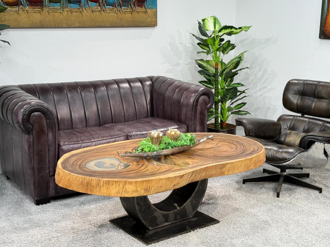 Massiver ovaler Couchtisch Baumstamm mit Metallgestell