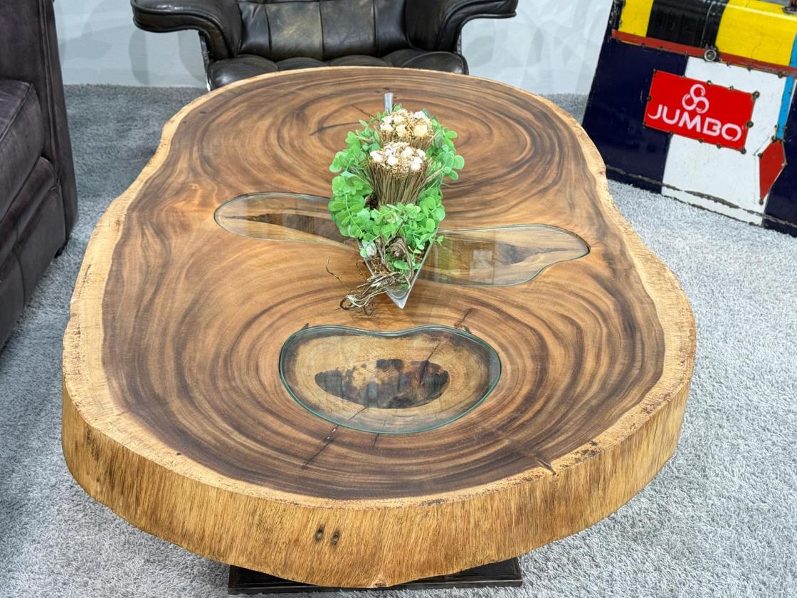 Massiver ovaler Couchtisch Baumstamm mit Metallgestell