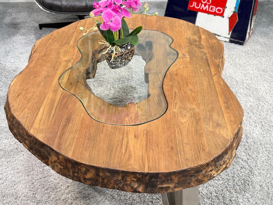 Edler Couchtisch mit Baumkante und Glasinsel