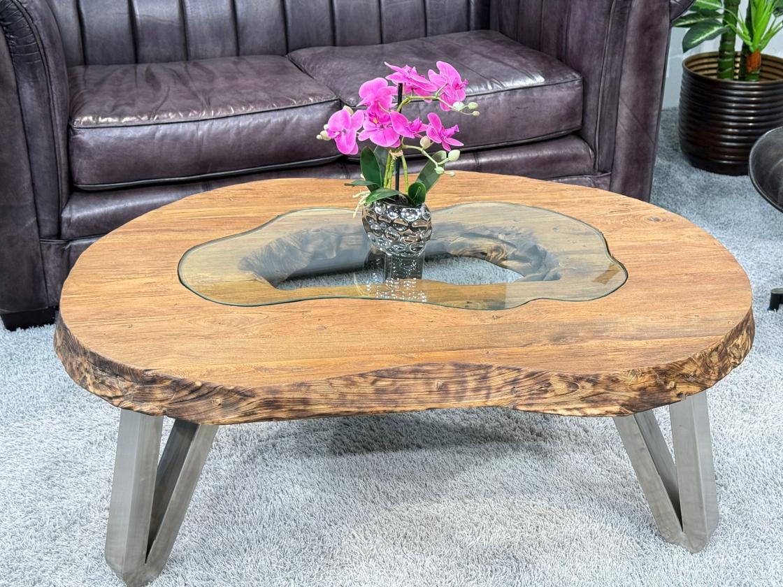 Edler Couchtisch mit Baumkante und Glasinsel