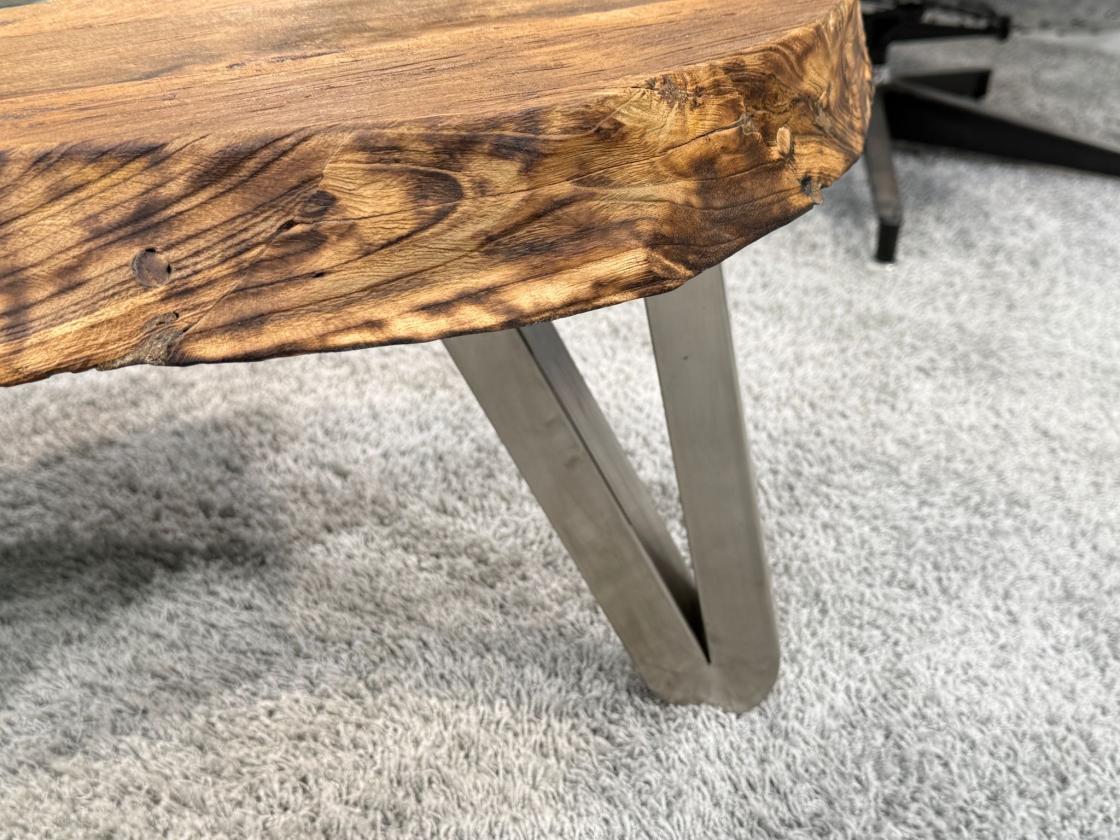 Edler Couchtisch mit Baumkante und Glasinsel