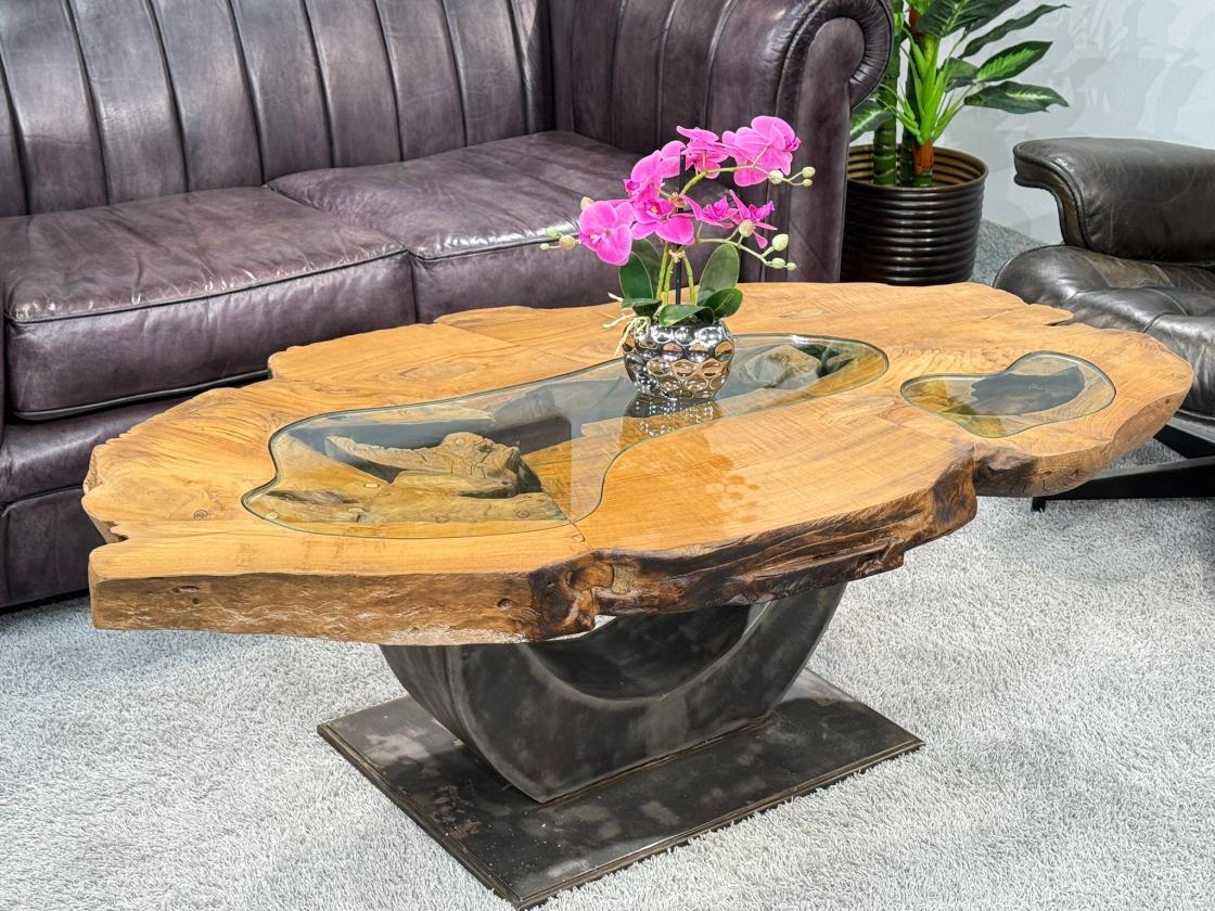 Einmaliger Couchtisch aus Baumscheiben mit Halbmondfuss