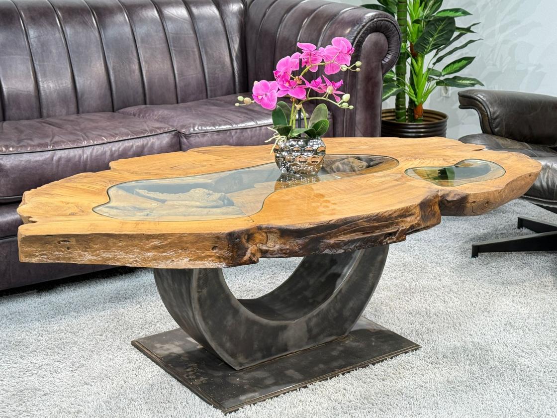 Einmaliger Couchtisch aus Baumscheiben mit Halbmondfuss