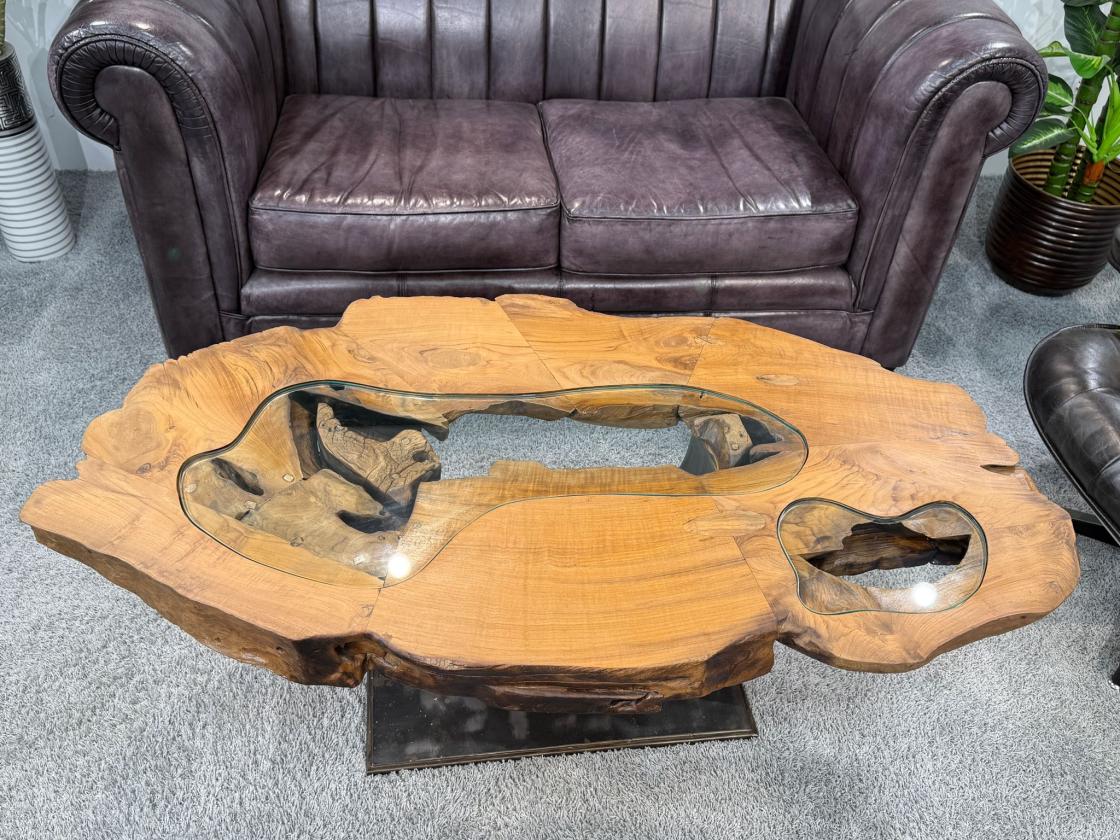 Einmaliger Couchtisch aus Baumscheiben mit Halbmondfuss