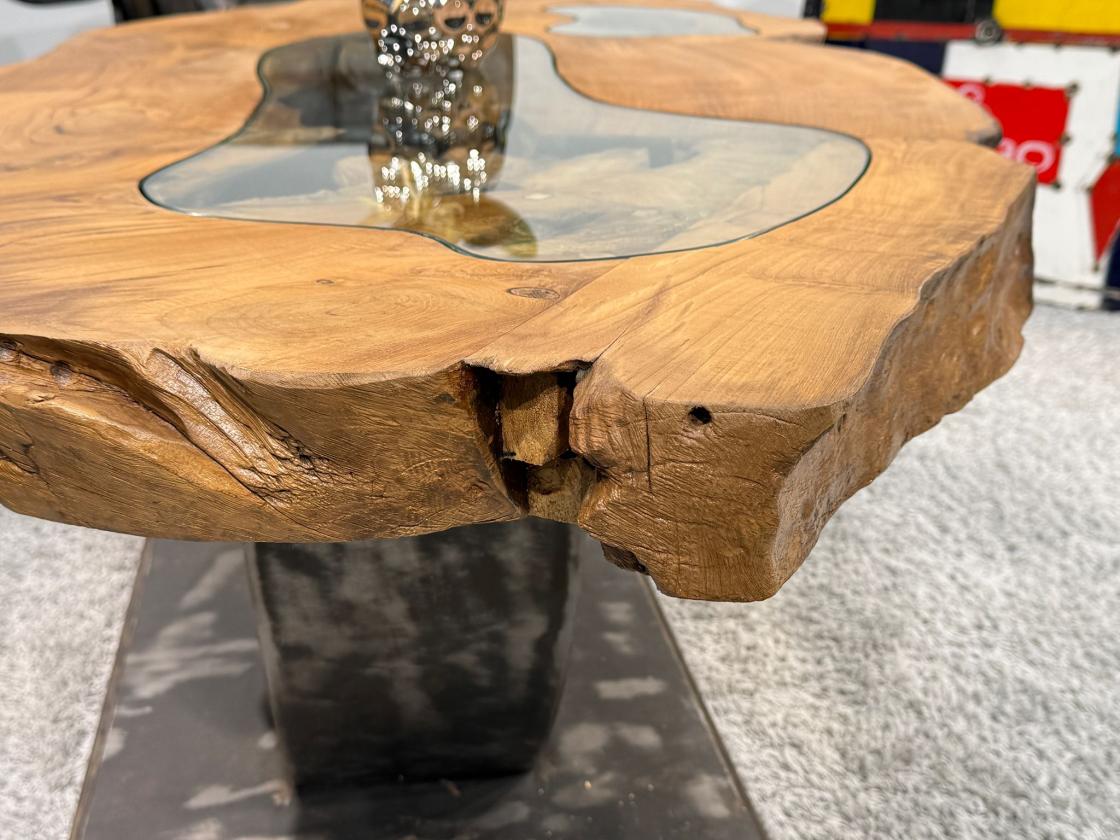 Einmaliger Couchtisch aus Baumscheiben mit Halbmondfuss