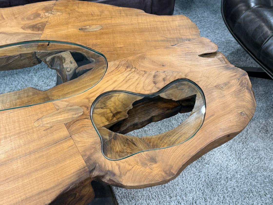 Einmaliger Couchtisch aus Baumscheiben mit Halbmondfuss