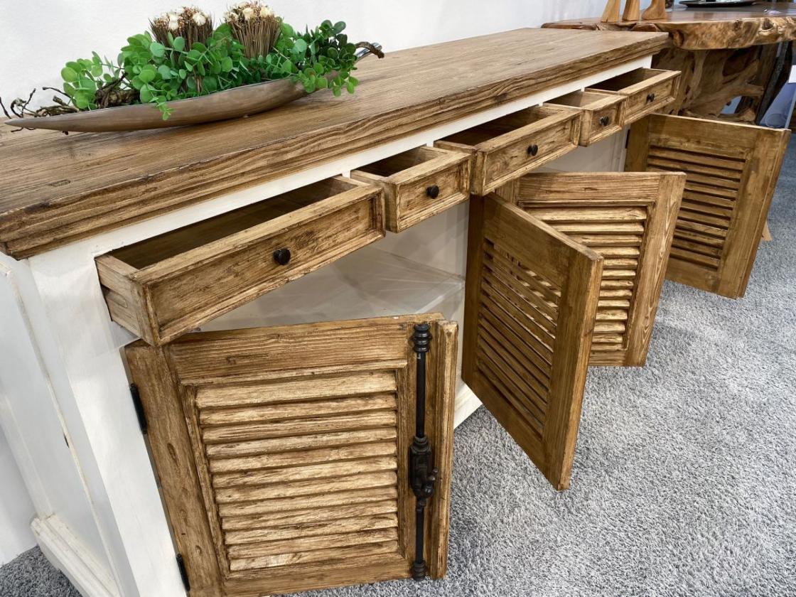 Anrichte "Kloster" Länge: 200 cm x Tiefe: 50 cm x Höhe: 90,5 cm aus recyceltem Altholz mit weißem Korpus und Metallbeschlägen