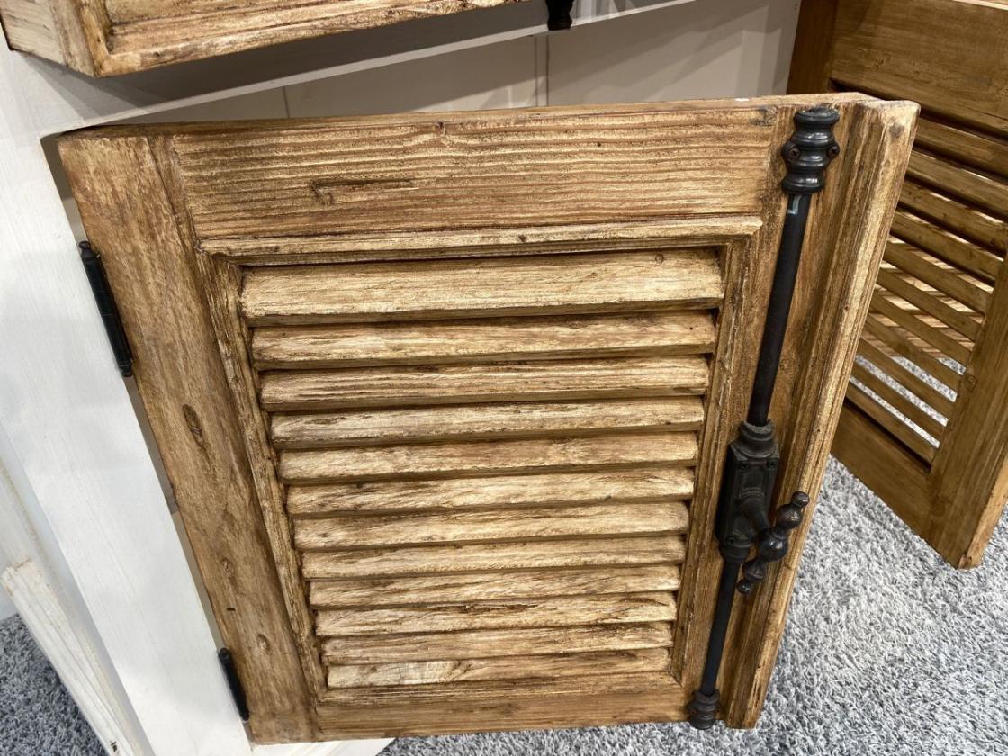 Anrichte "Kloster" Länge: 200 cm x Tiefe: 50 cm x Höhe: 90,5 cm aus recyceltem Altholz mit weißem Korpus und Metallbeschlägen