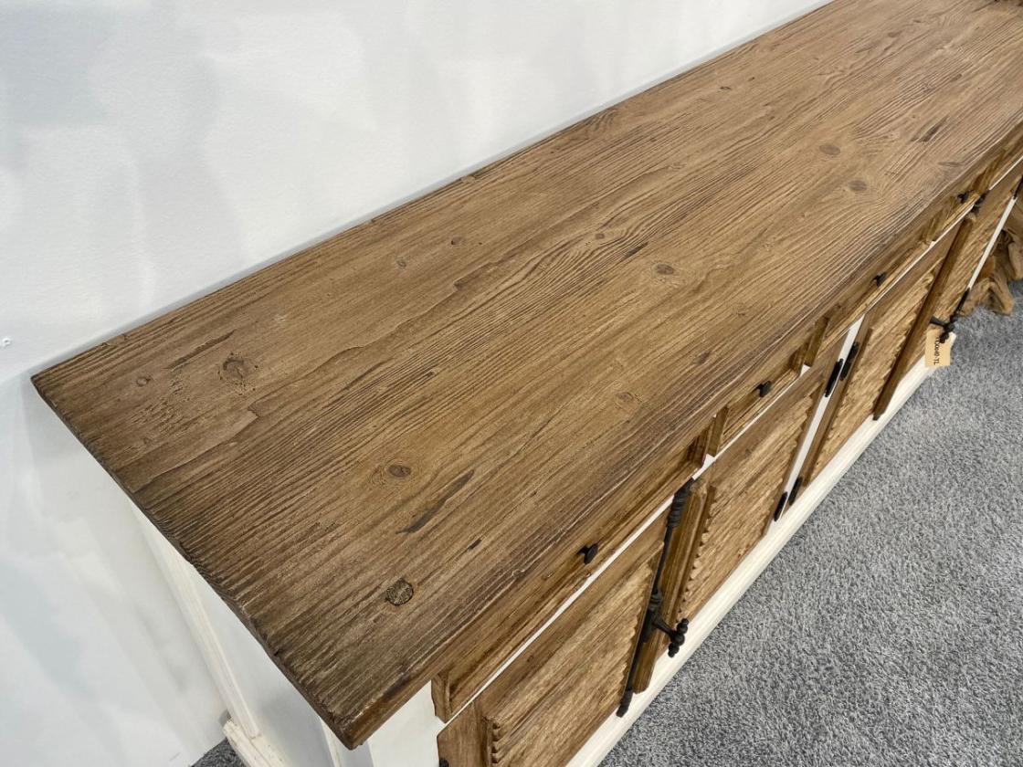 Anrichte "Kloster" Länge: 200 cm x Tiefe: 50 cm x Höhe: 90,5 cm aus recyceltem Altholz mit weißem Korpus und Metallbeschlägen