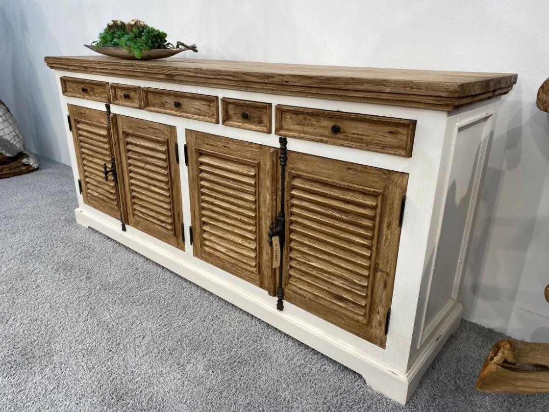 Anrichte "Kloster" Länge: 200 cm x Tiefe: 50 cm x Höhe: 90,5 cm aus recyceltem Altholz mit weißem Korpus und Metallbeschlägen