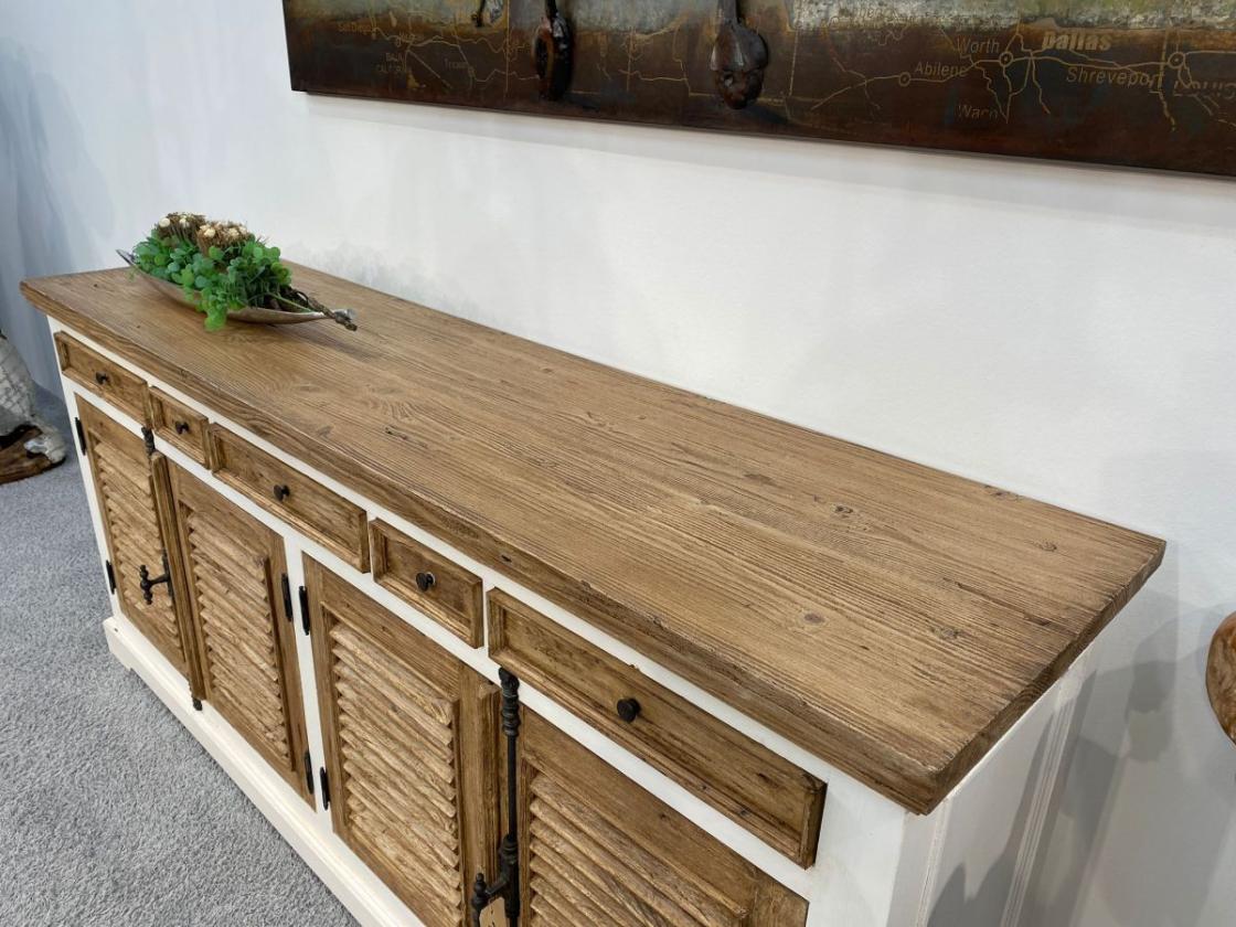 Anrichte "Kloster" Länge: 200 cm x Tiefe: 50 cm x Höhe: 90,5 cm aus recyceltem Altholz mit weißem Korpus und Metallbeschlägen