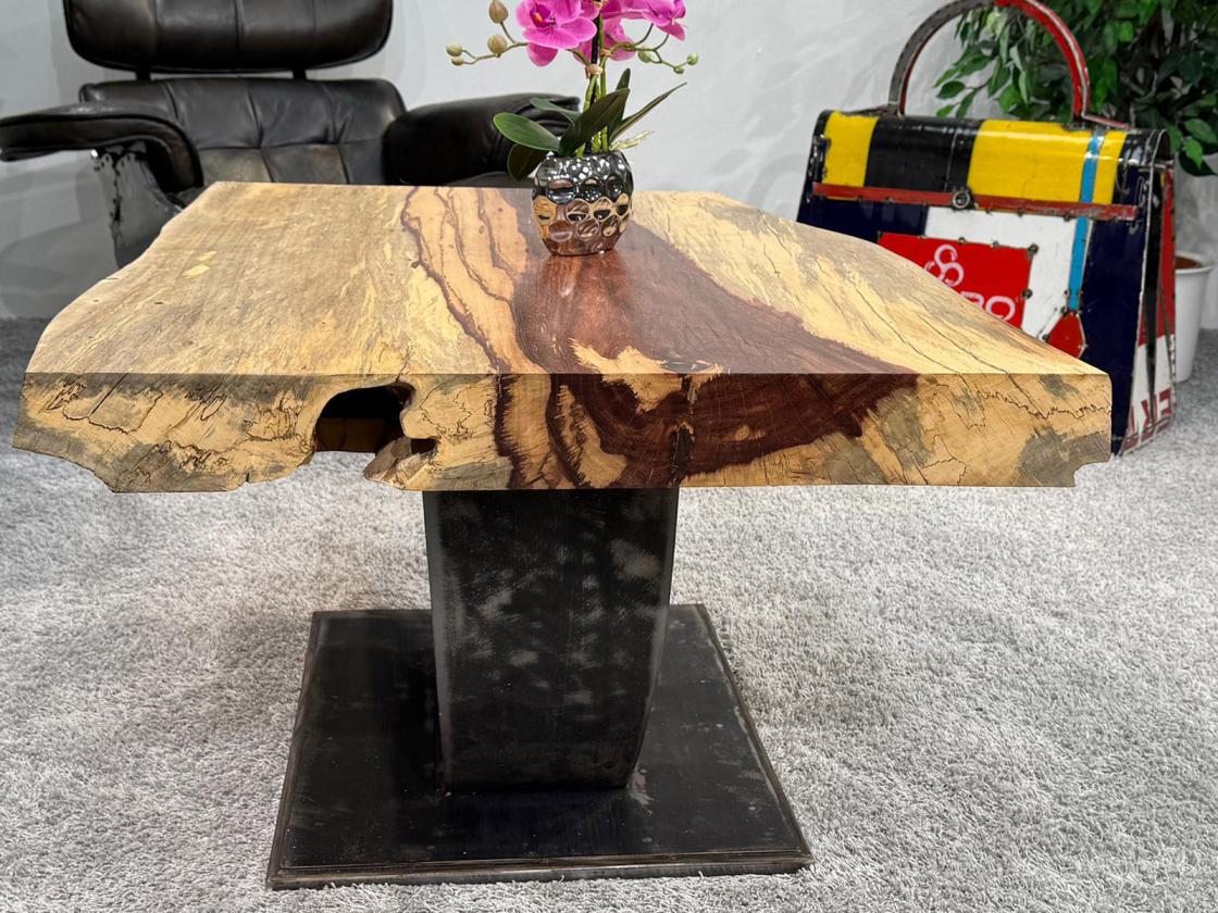 Baumstamm-Couchtisch aus Tamarindenholz mit Metallfuß.