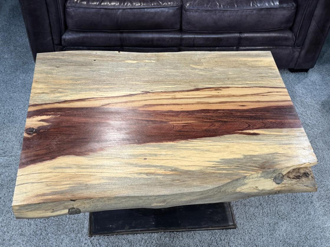 Baumstamm-Couchtisch aus Tamarindenholz auf Metallfuß.