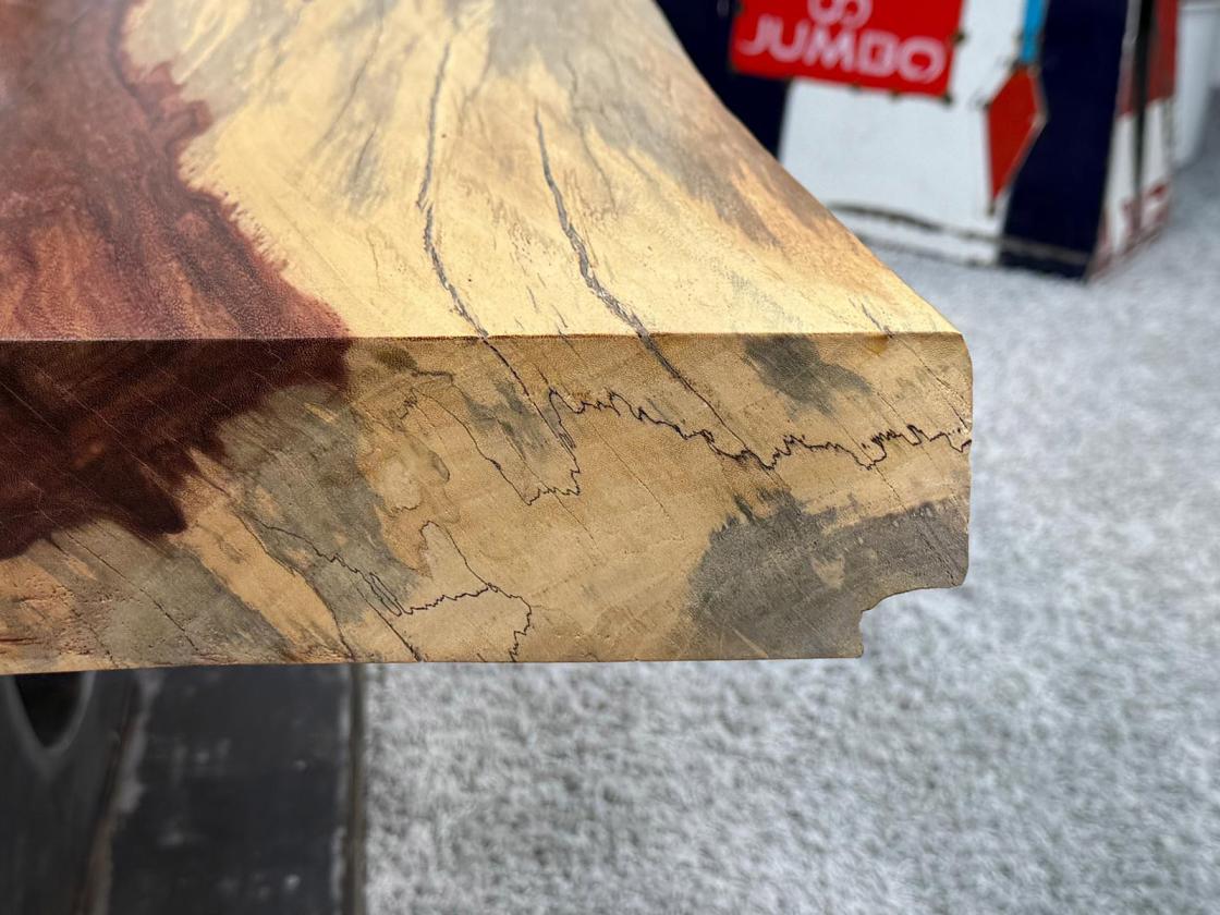 Baumstamm-Couchtisch aus Tamarindenholz, rechteckig.