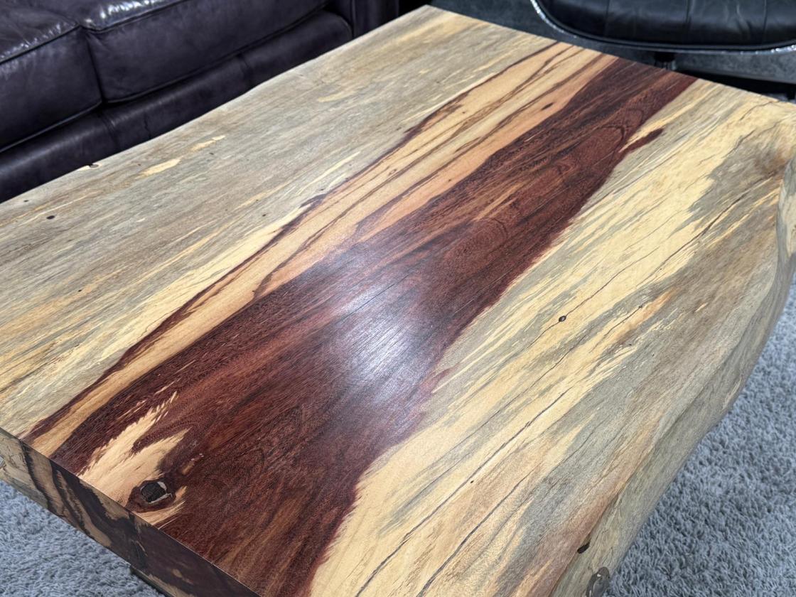 Baumstamm-Couchtisch aus Tamarindenholz auf Metallfuß