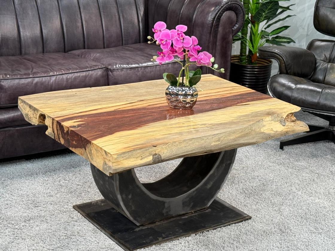 Baumstamm-Couchtisch aus Tamarindenholz mit Metallfuß.